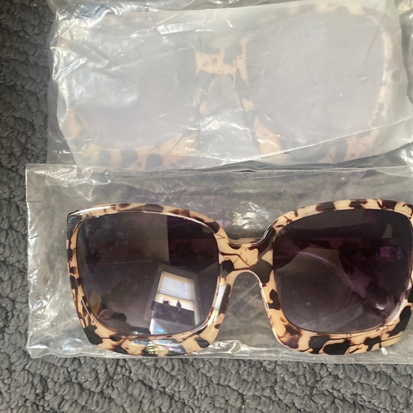 Leopard Pattern Frame Sunglasses - Picture 3 of 3